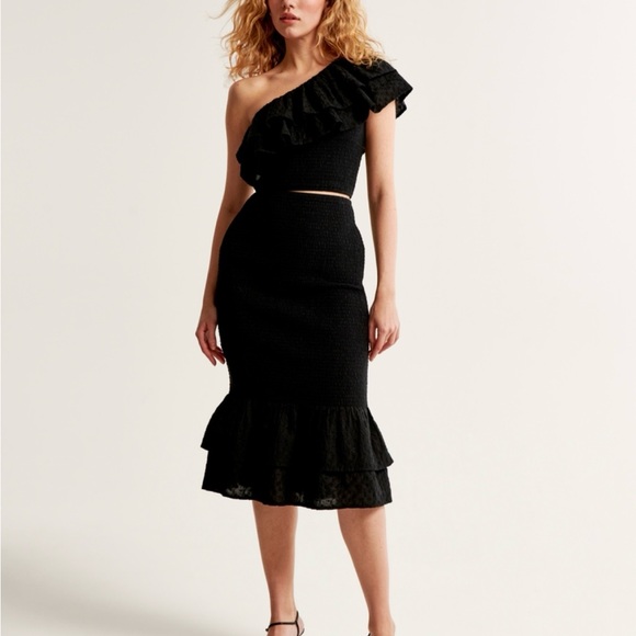 Asymmetrical One-Shoulder Ruffle
Set Top, NWT Black, medium - Picture 3 of 6